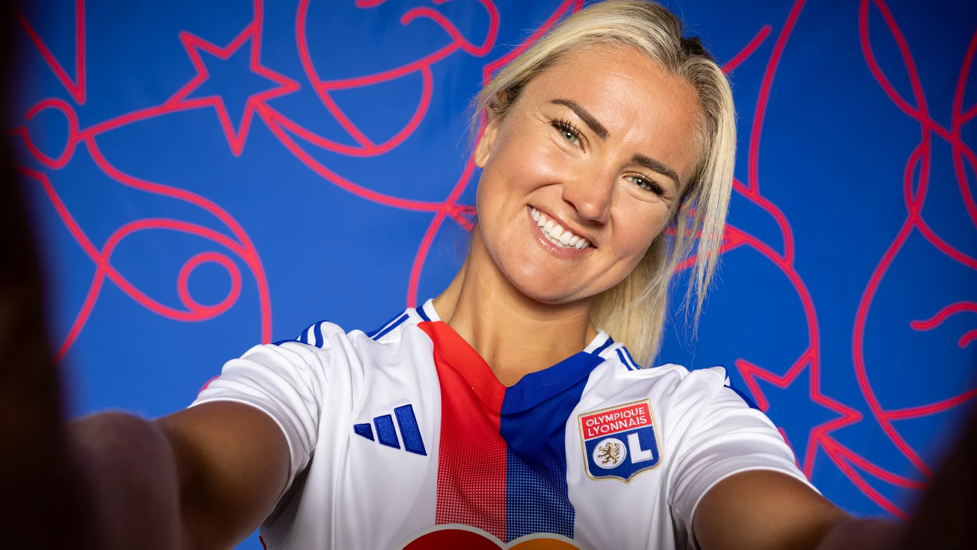 Oggi gioca nell'Olympique Lyonnais, la squadra più titolata del calcio femminile europeo.