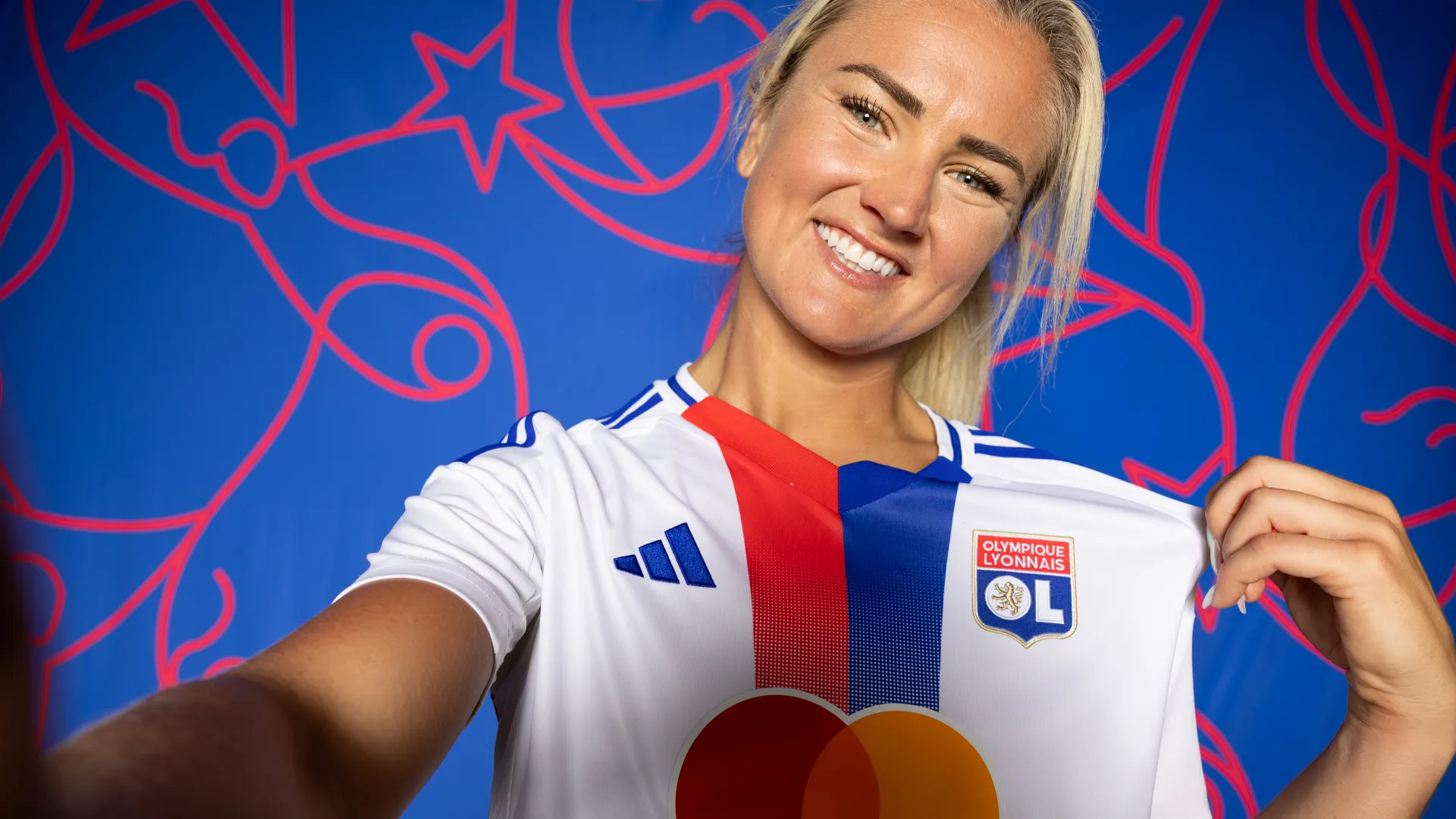 Fuori dal campo è riservata ma rispettata, descritta come perfezionista e legata alla famiglia.