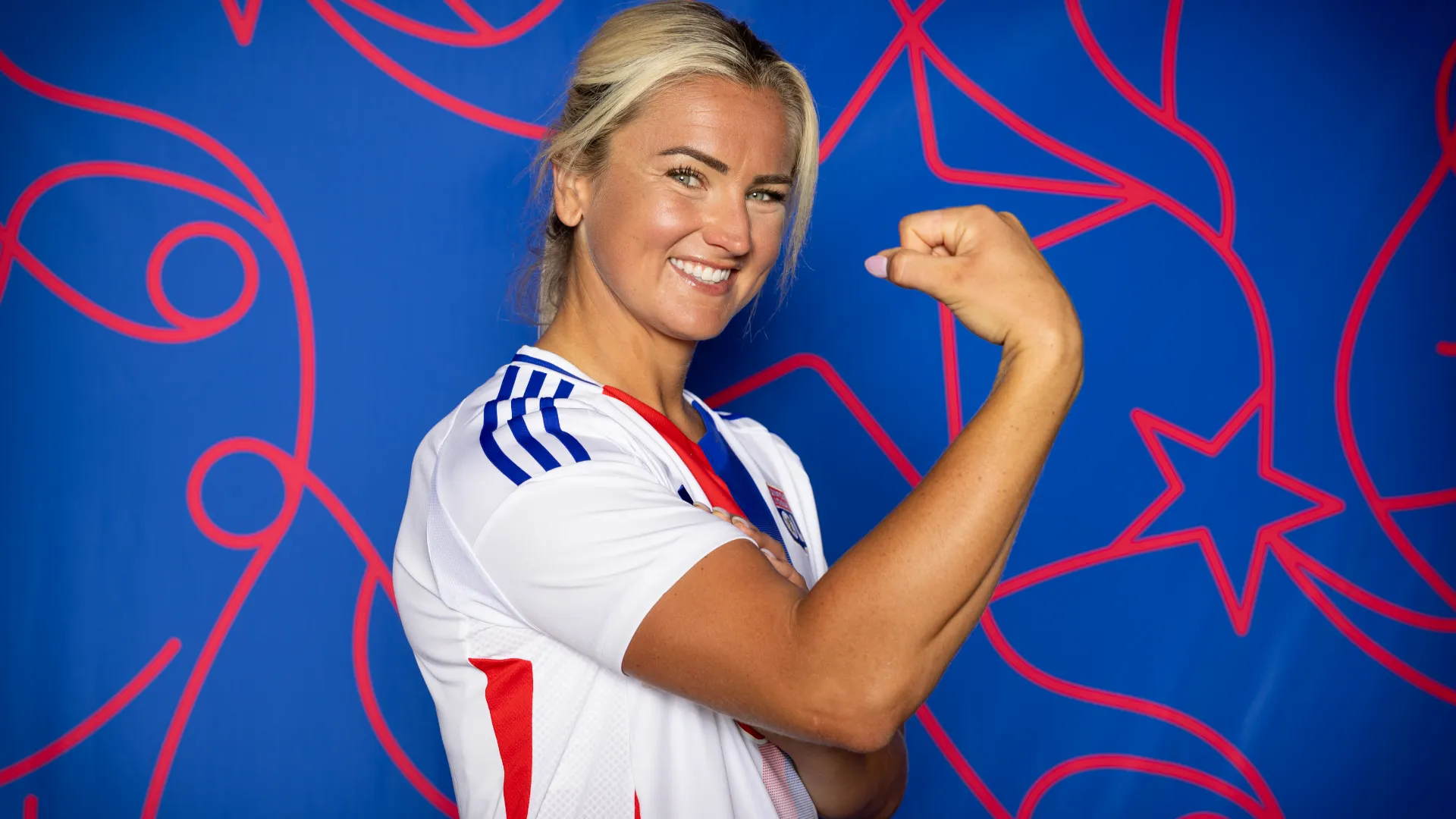 In Francia affina le qualità tecniche inizialmente come attaccante.