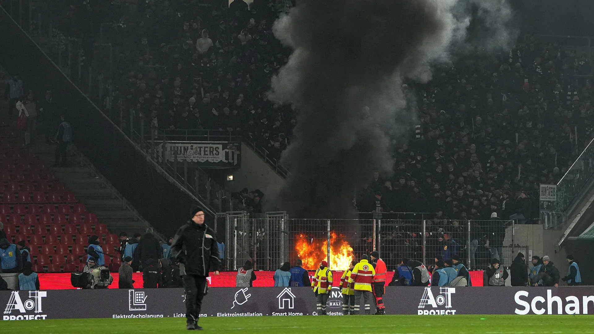 Nel settore occupato dai tifosi ospiti è nato un incendio che ha allertato i pompieri presenti allo stadio
