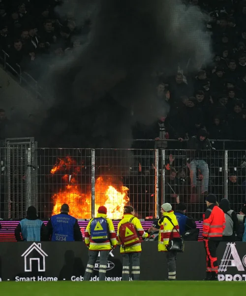 Scoppia un incendio allo stadio, enorme spavento a Colonia: le immagini