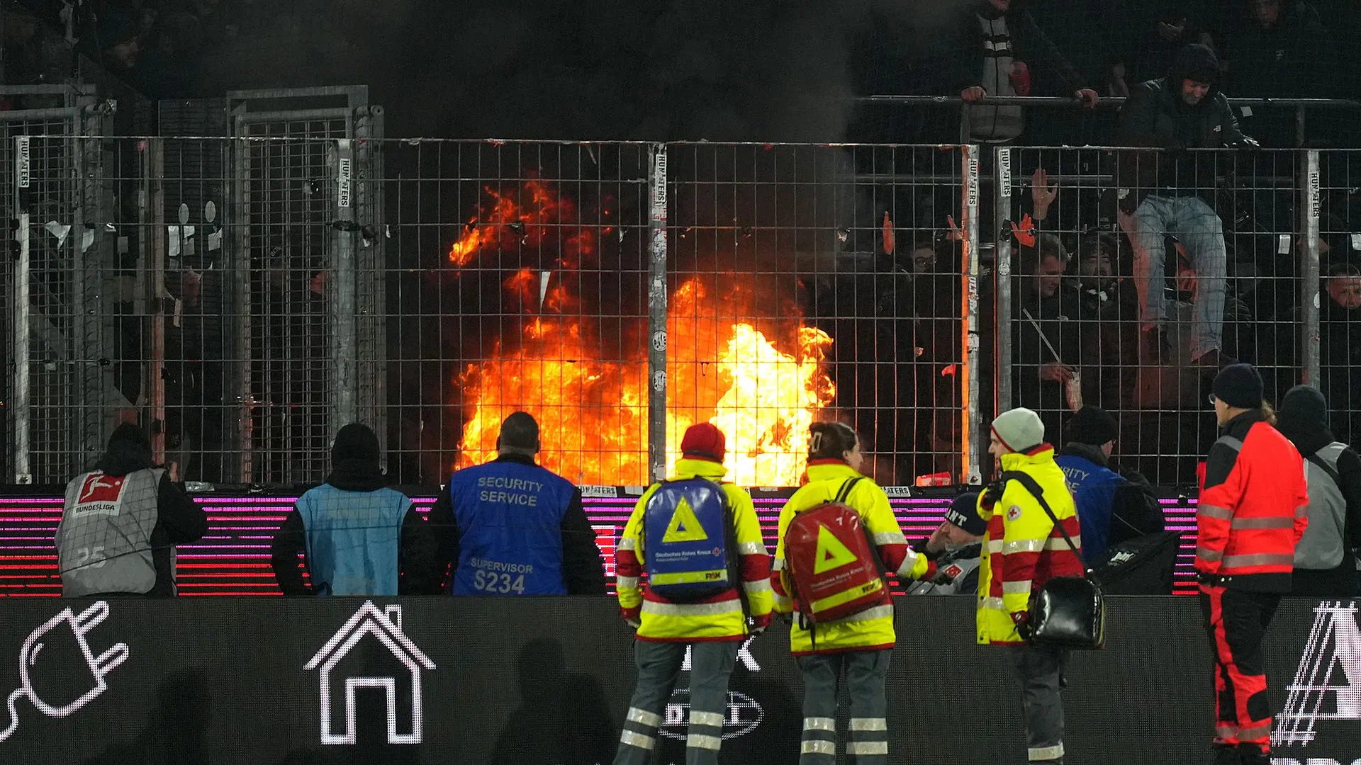 Scoppia un incendio allo stadio, enorme spavento a Colonia
