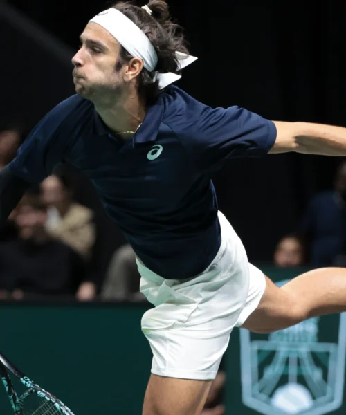 Lorenzo Musetti rischia grosso con Stan Wawrinka, ma il sogno ATP Finals resta vivo