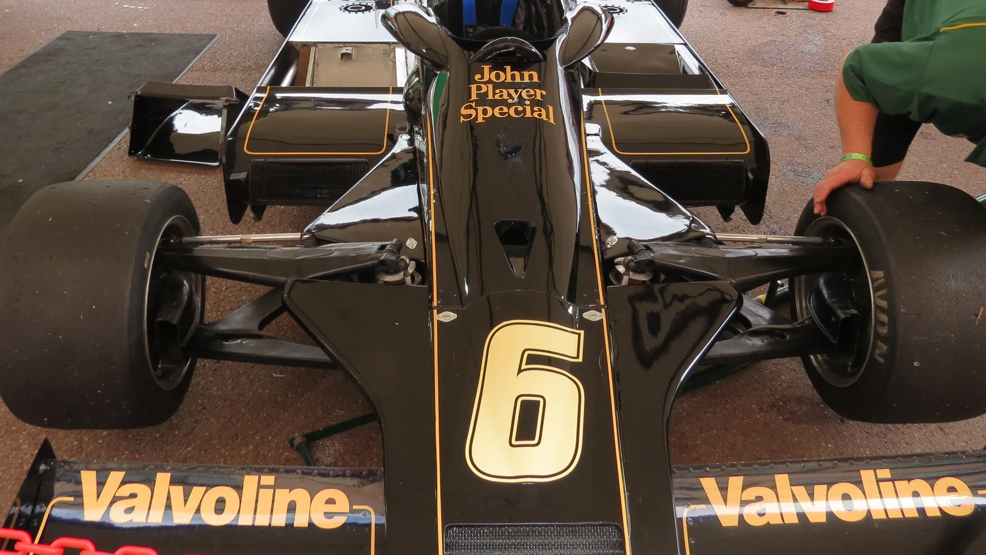 Per la prima volta vengono adottate fiancate rastremate in stile "collo di bottiglia".