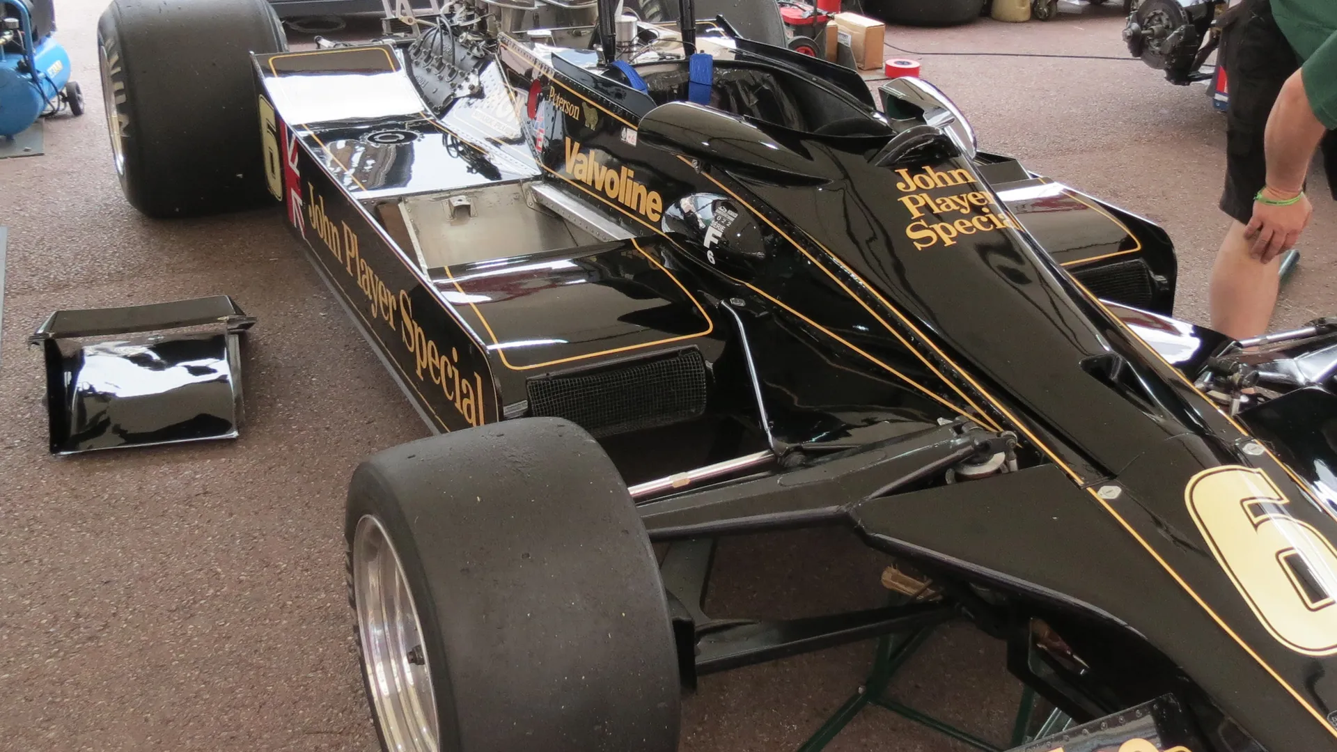 Il cofano copre interamente la meccanica posteriore, lasciando scoperto solo il retrotreno della trasmissione.