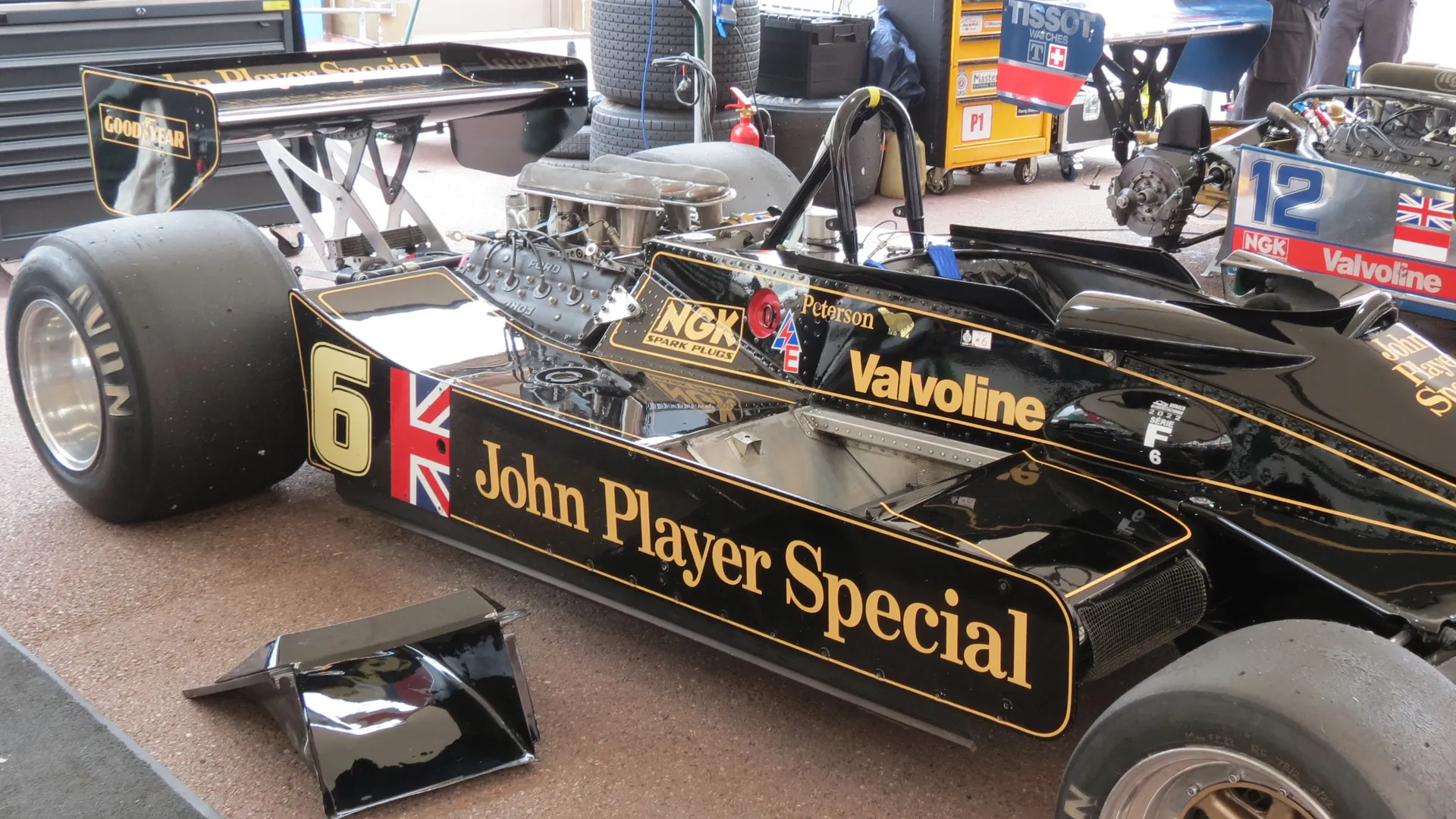 La vettura si fa apprezzare per la linea bassa e slanciata, verniciata in nero con rifiniture dorate.