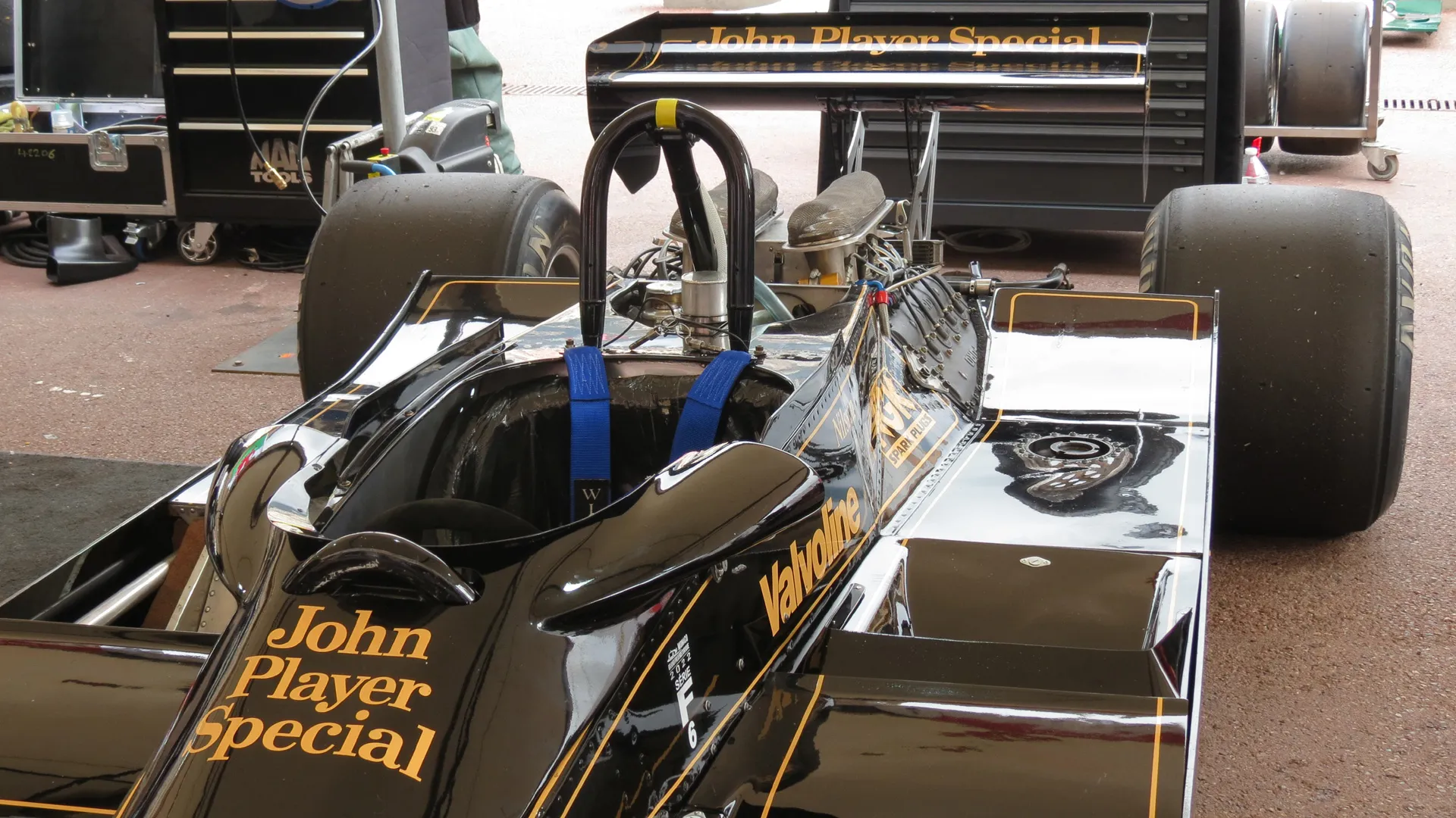 Gli scarichi centrali soffiano proprio sotto il profilo dell'ala posteriore per migliorare l'aerodinamica.