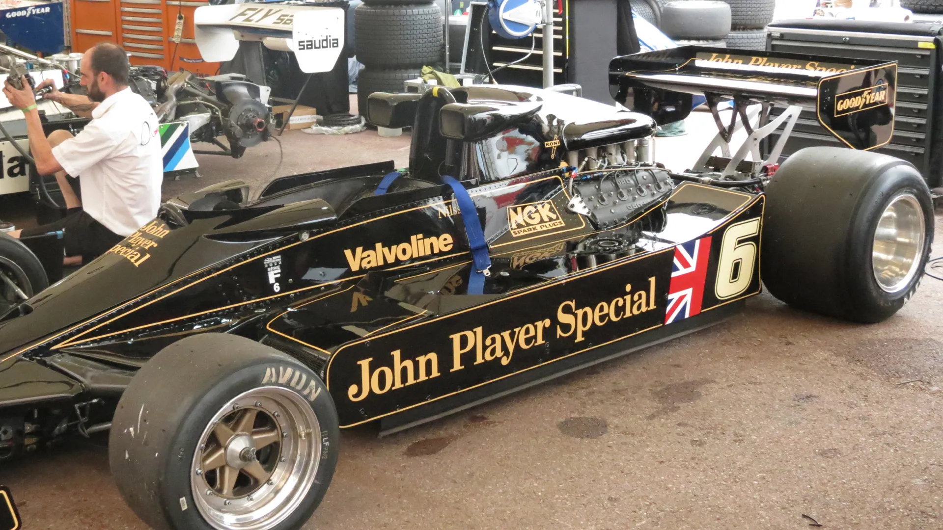 L'ala posteriore è fissata tramite prolungamenti dei profili montati all'interno delle ruote posteriori.