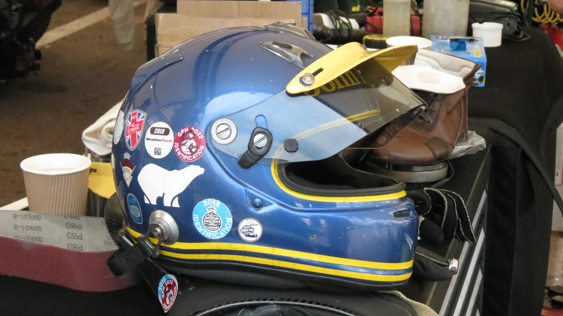 La scocca in alluminio a nido d'ape è più rigida per resistere alle forze generate dalle minigonne.