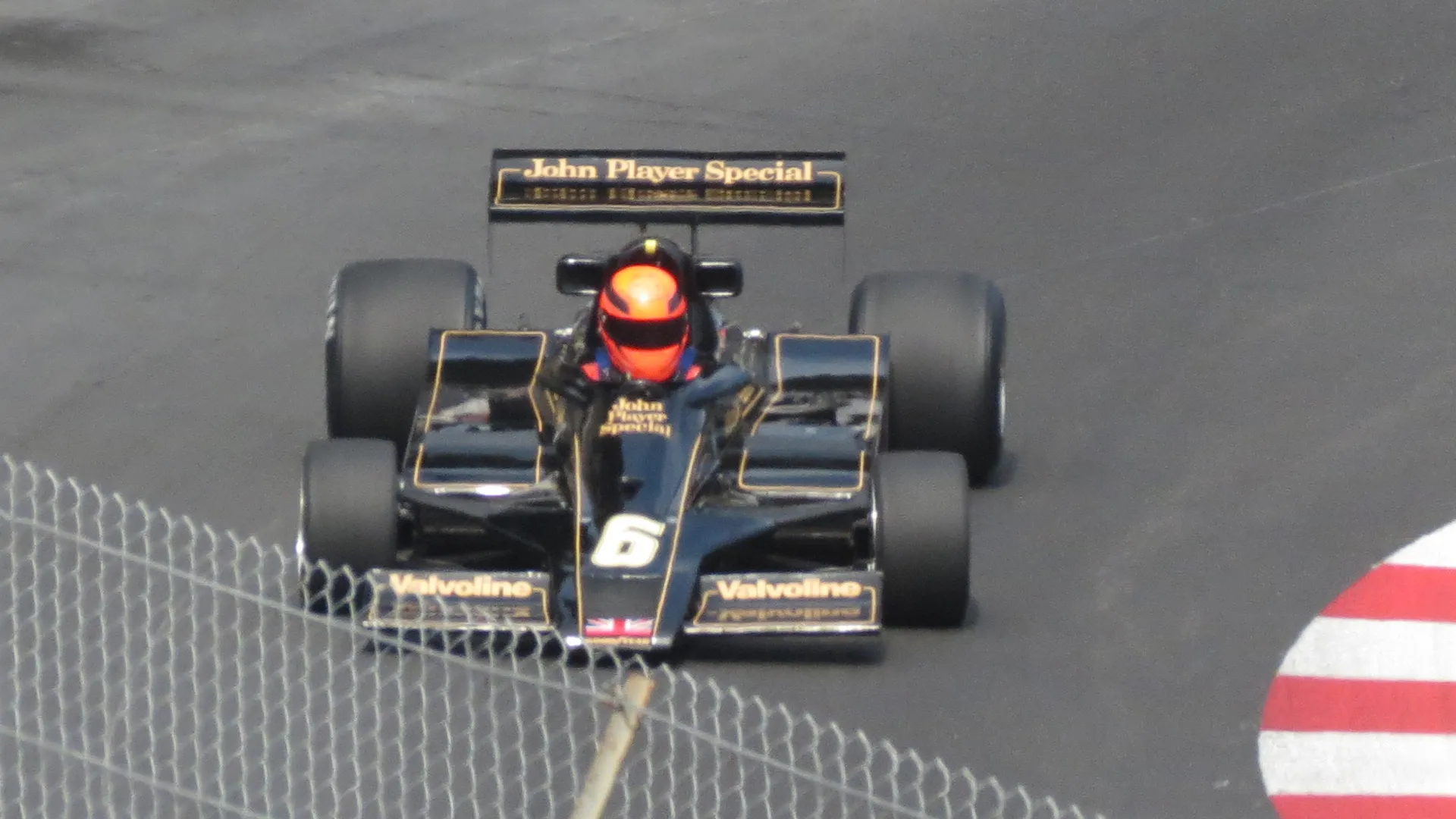 L'eleganza delle forme unite alla livrea le vale il soprannome di "Black Beauty".