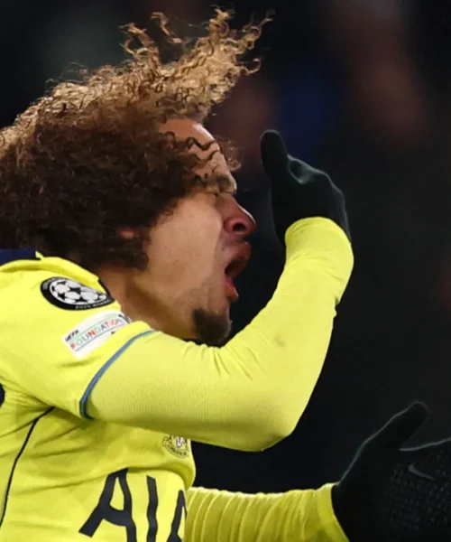 Follia di Lucas Hernandez che rischia di spaccare il naso a Xavi Simons: foto