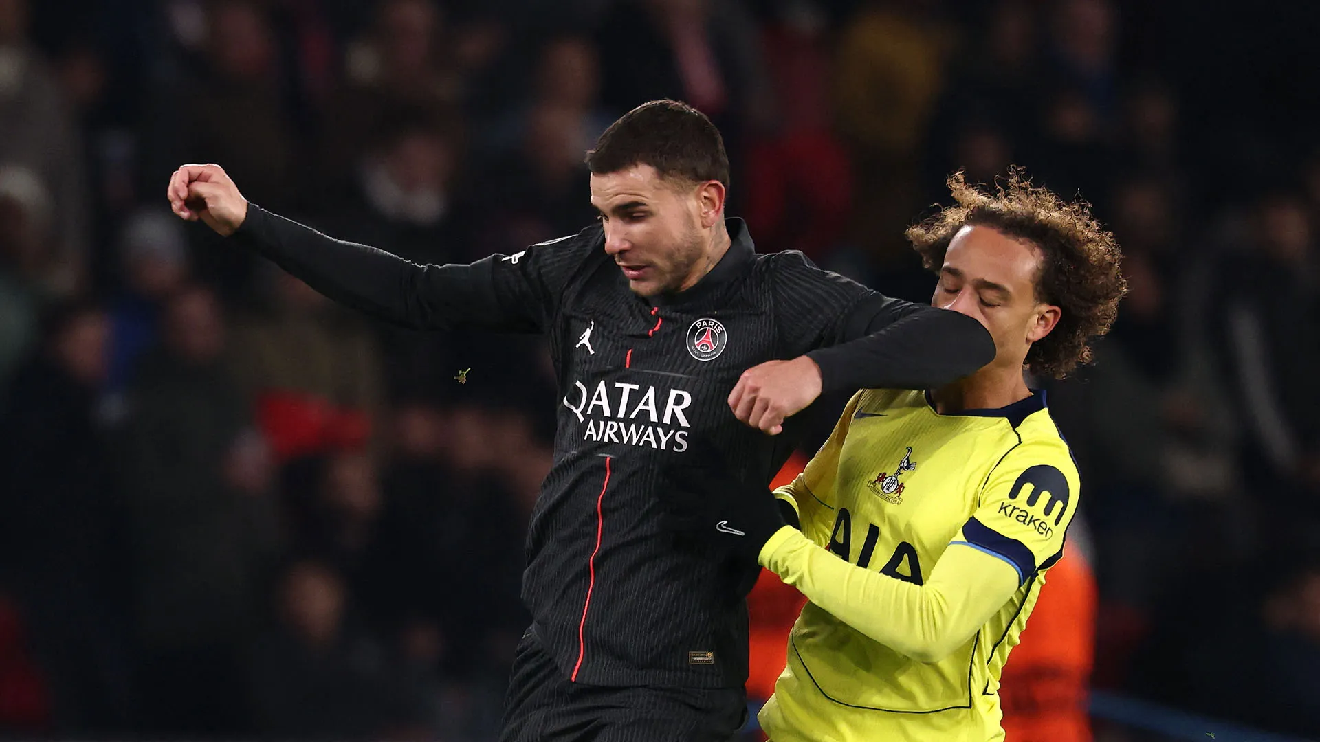 Follia di Lucas Hernandez che rischia di spaccare il naso a Xavi Simons
