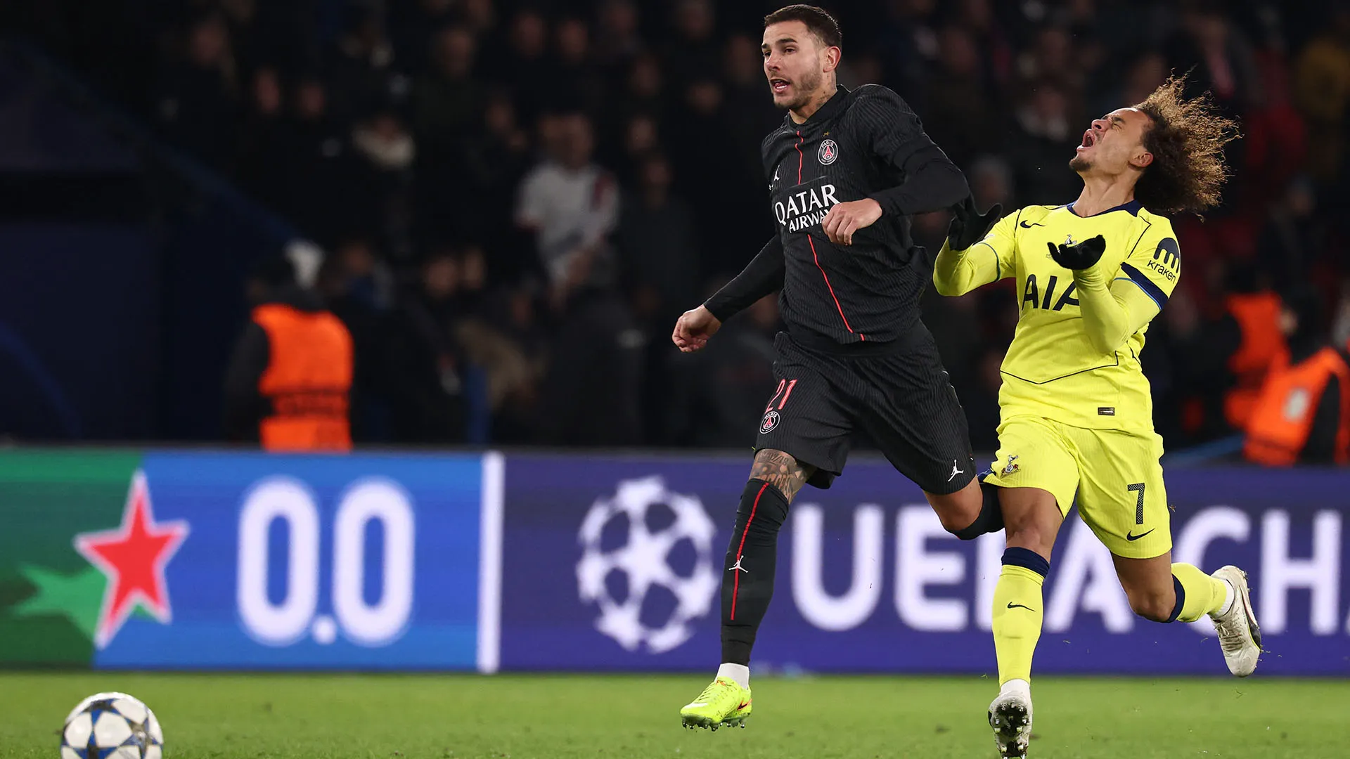 L'arbitro ha mostrato il cartellino rosso a Lucas Hernandez dopo il brutto fallo commesso ai danni di Xavi Simons