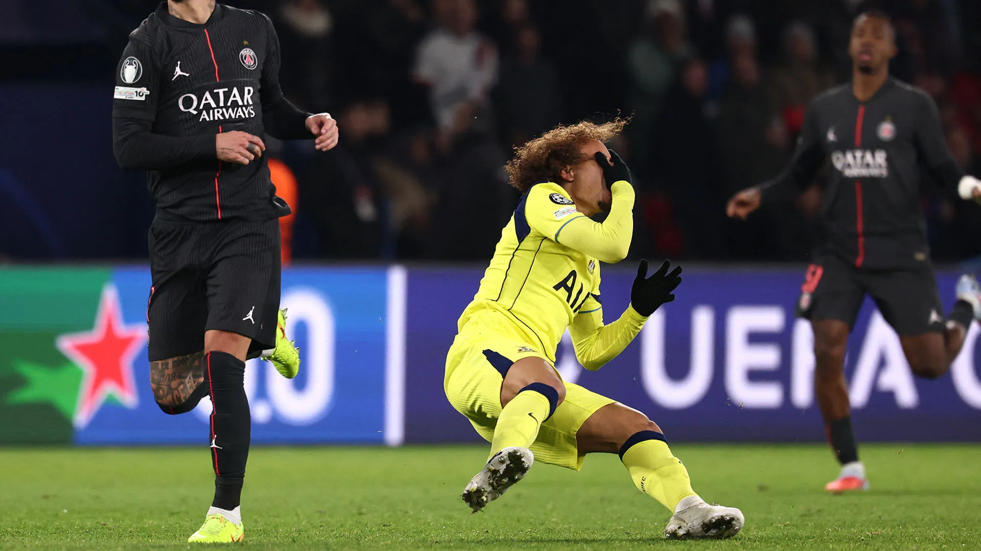 Xavi Simons è immediatamente caduto a terra: era molto dolorante