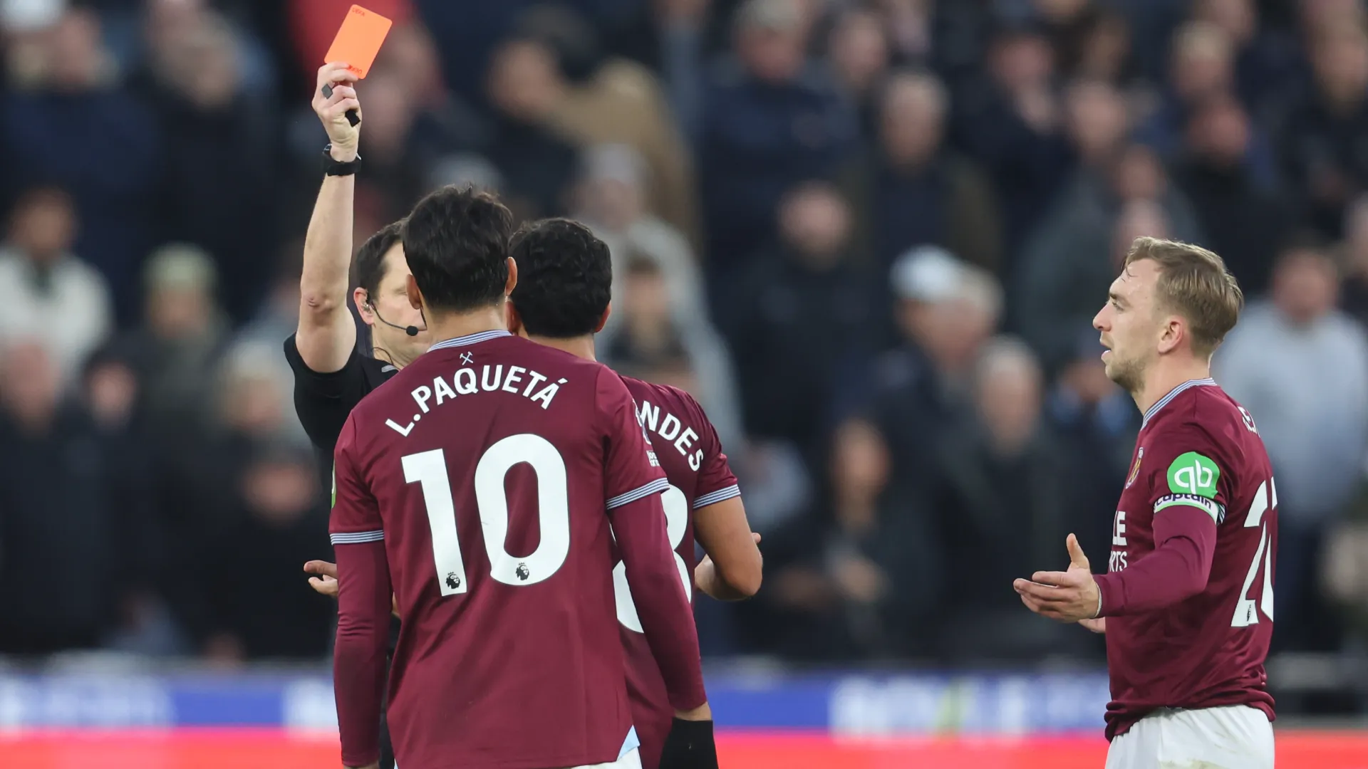 L'arbitro è stato quindi costretto a estrarre il cartellino rosso ma la furia di Paquetá non si è placata
