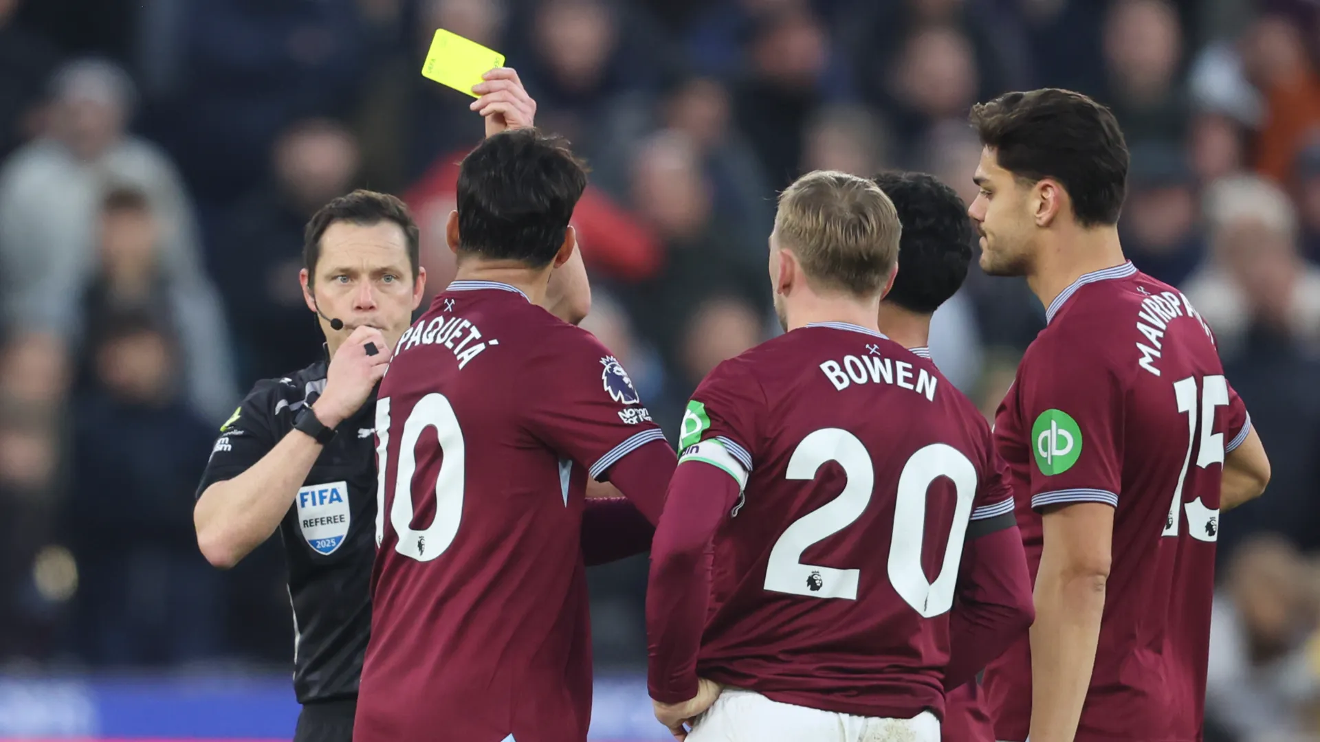 Il direttore di gara ha ammonito il brasiliano che, anziché desistere, ha continuato a protestare...
