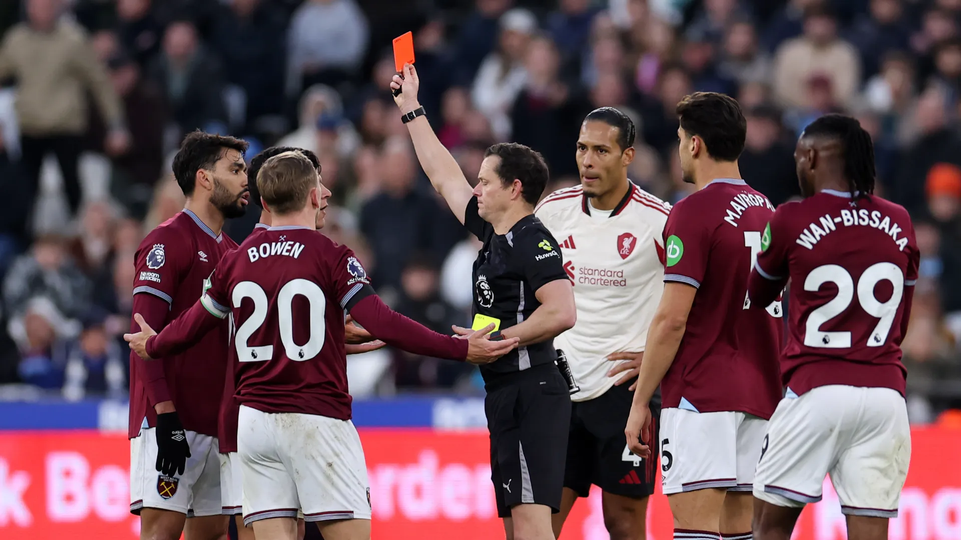 "Siamo in una situazione complicatissima, era necessario questo comportamento?" si è chiesto su X un tifoso degli Hammers
