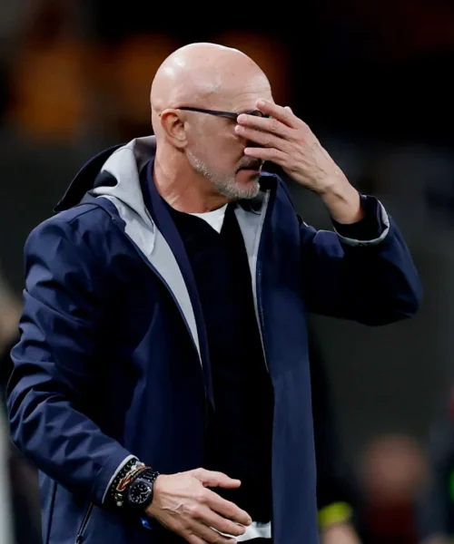 L’allenatore è furioso, negato il saluto all’arbitro: le foto