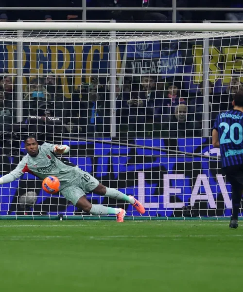 Il doppio ex assolve Calhanoglu dopo il rigore, cori contro il turco (e sua madre)