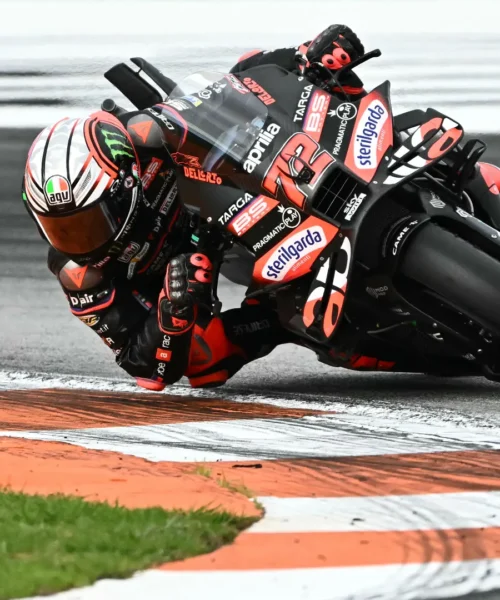 MotoGP Valencia: trionfa Bezzecchi, doppietta Aprilia. Caos Ducati in partenza, Bagnaia e Morbidelli ko