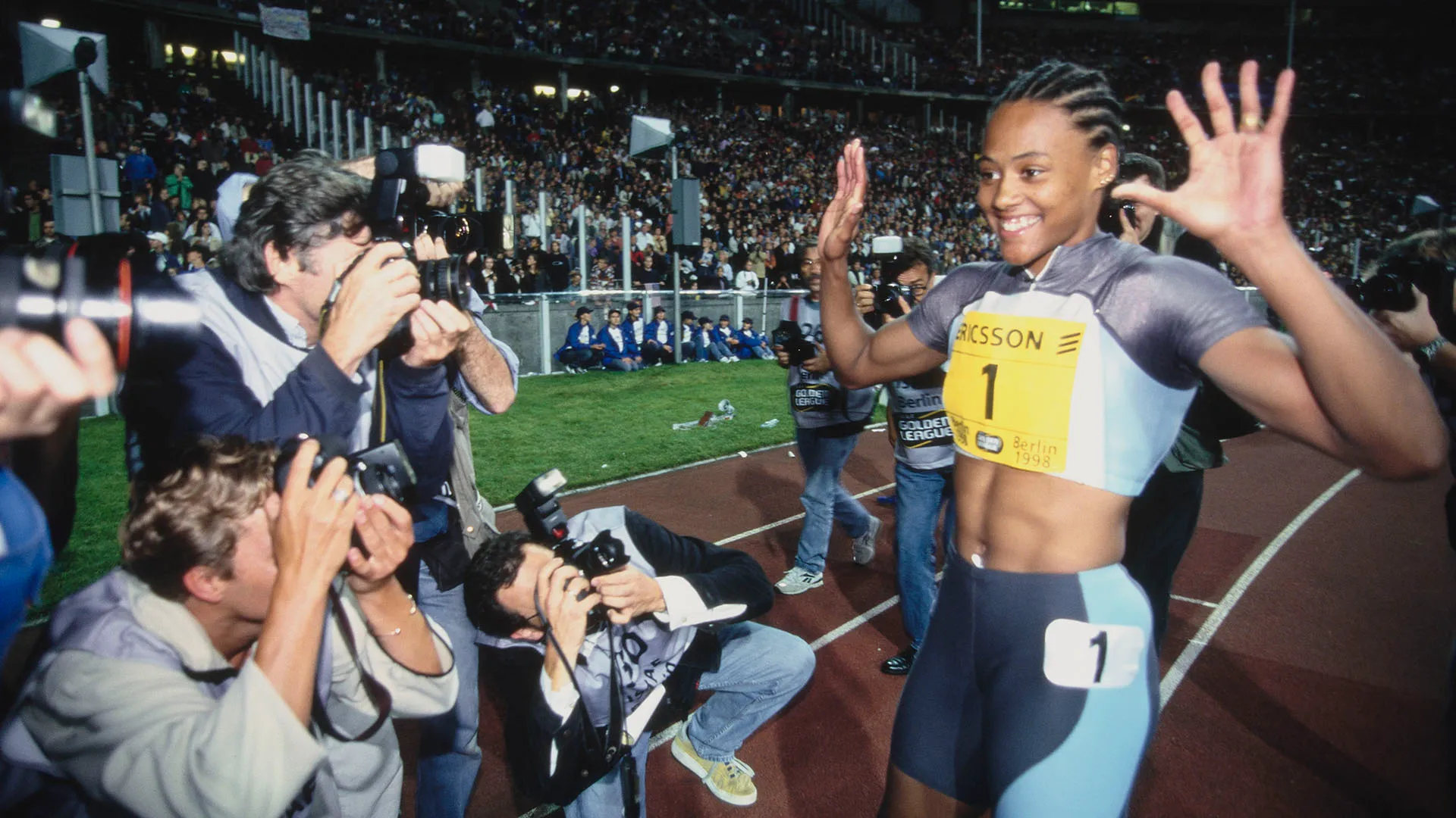"Le mie ginocchia sono appese a un filo, gente. Ma siamo ancora in piedi", ha scritto l'ex atleta 50enne su Instagram