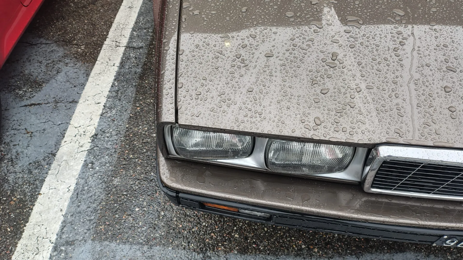 Plancia orientata verso il guidatore con quadro strumenti a lancetta raggruppati al centro e volante in pelle.