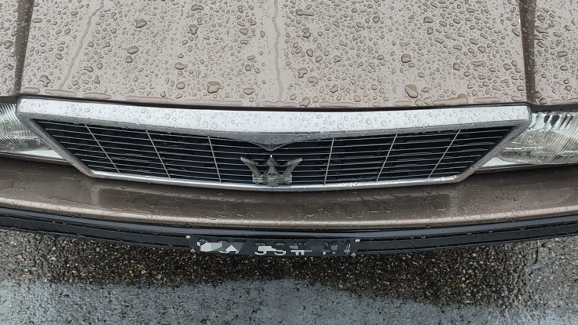 Il cofano mostra due nervature che si raccordano al parabrezza e due aperture per l'aria.