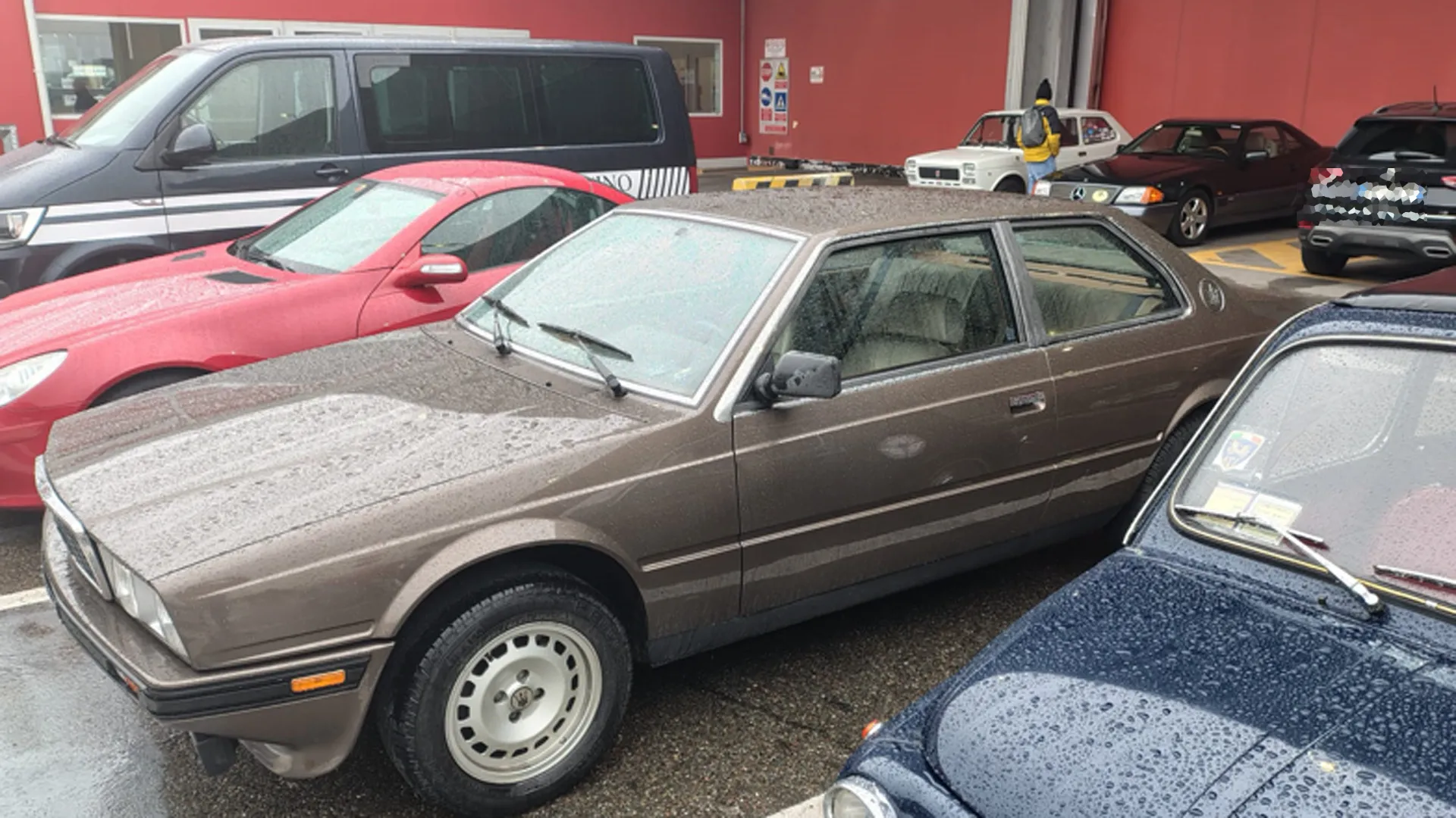 Sul tunnel spicca la scritta Maserati davanti alla leva del cambio, affiancata da freno a mano e poggiagomiti in pelle.