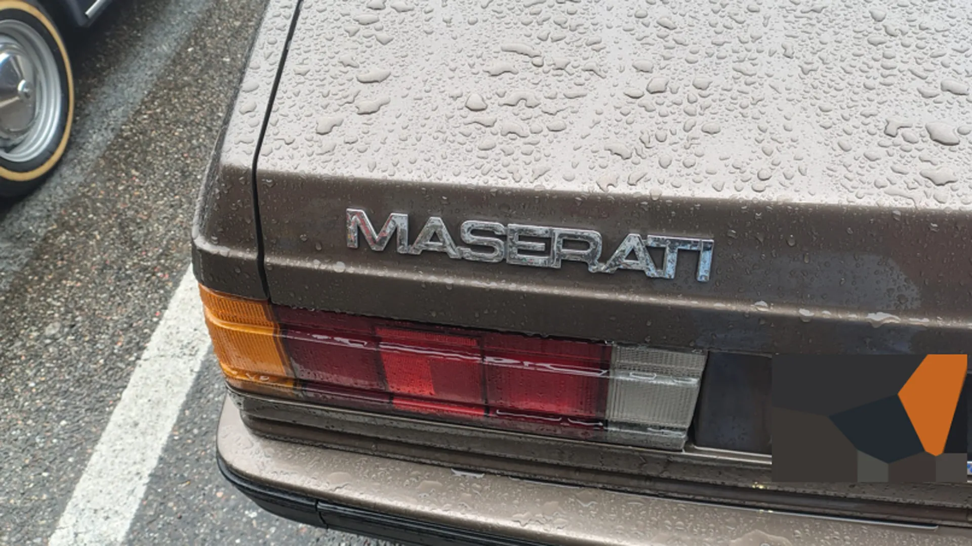 La fiancata segue una linea netta e squadrata tipica dell'epoca che definisce la struttura a tre volumi.