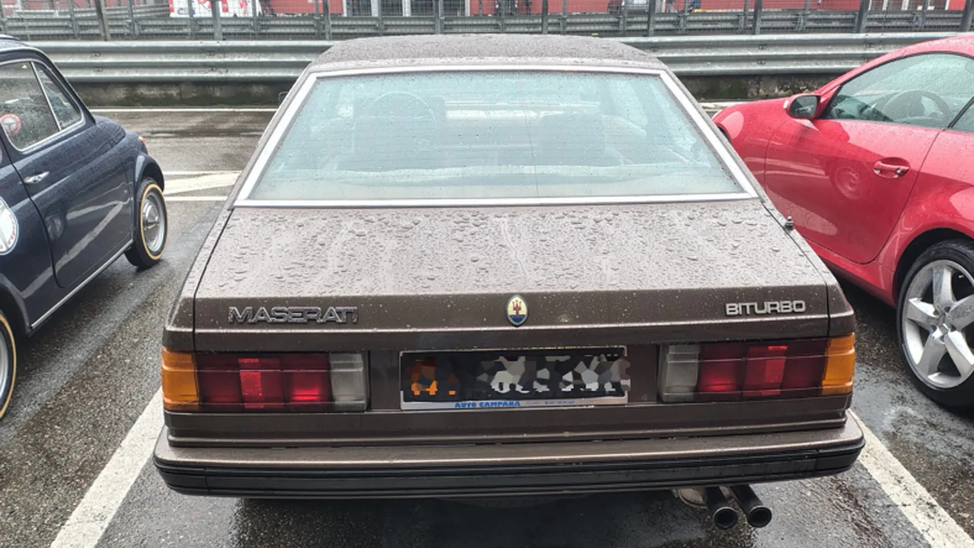 Posteriore caratterizzato da baule pronunciato e fanali a sviluppo rettangolare, cerchi in lega da 14 pollici.