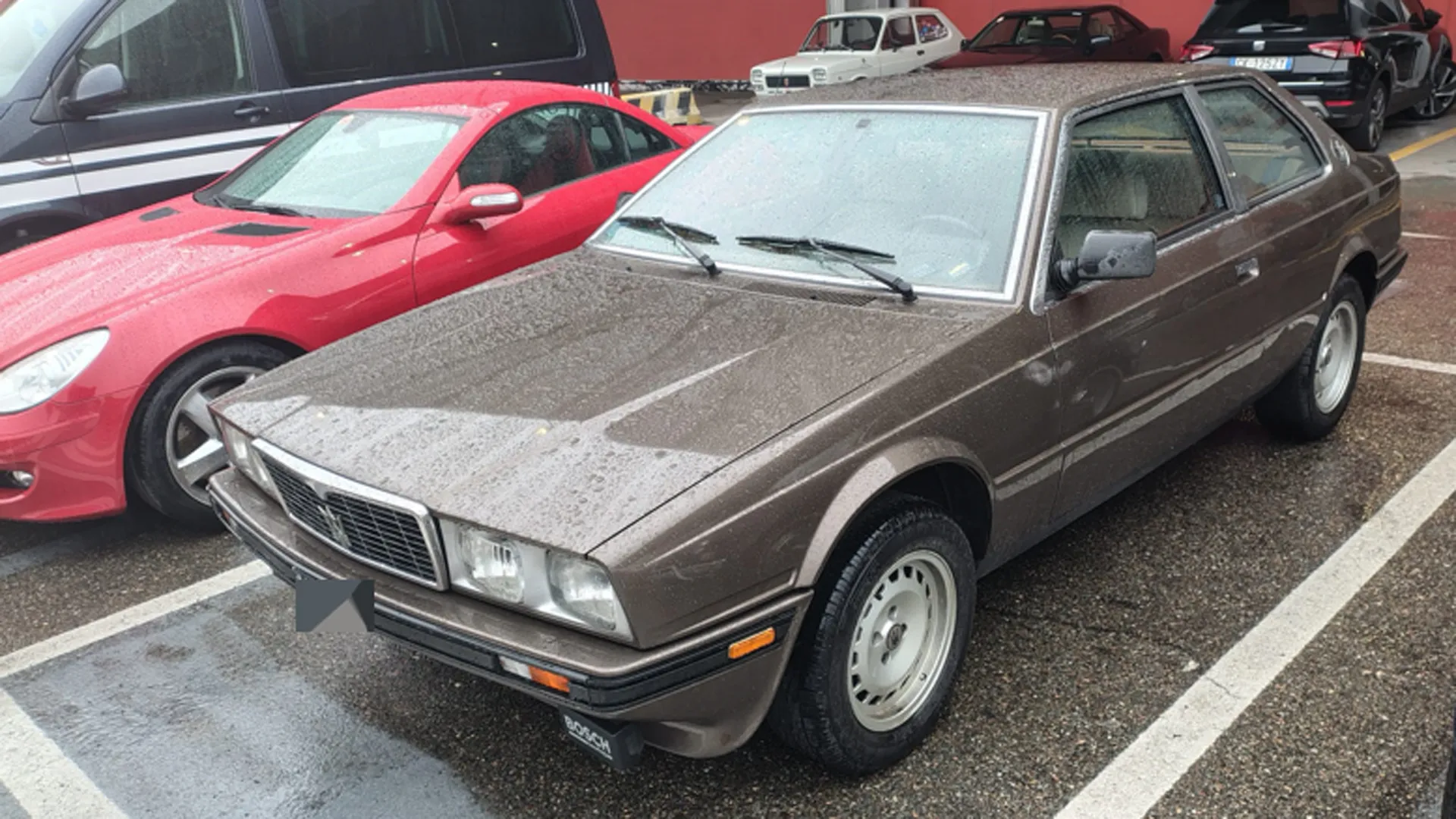 Elegante e grintosa la Maserati Biturbo ancora oggi è in grado di rubare l'occhio, anche nelle giornate piovose.
