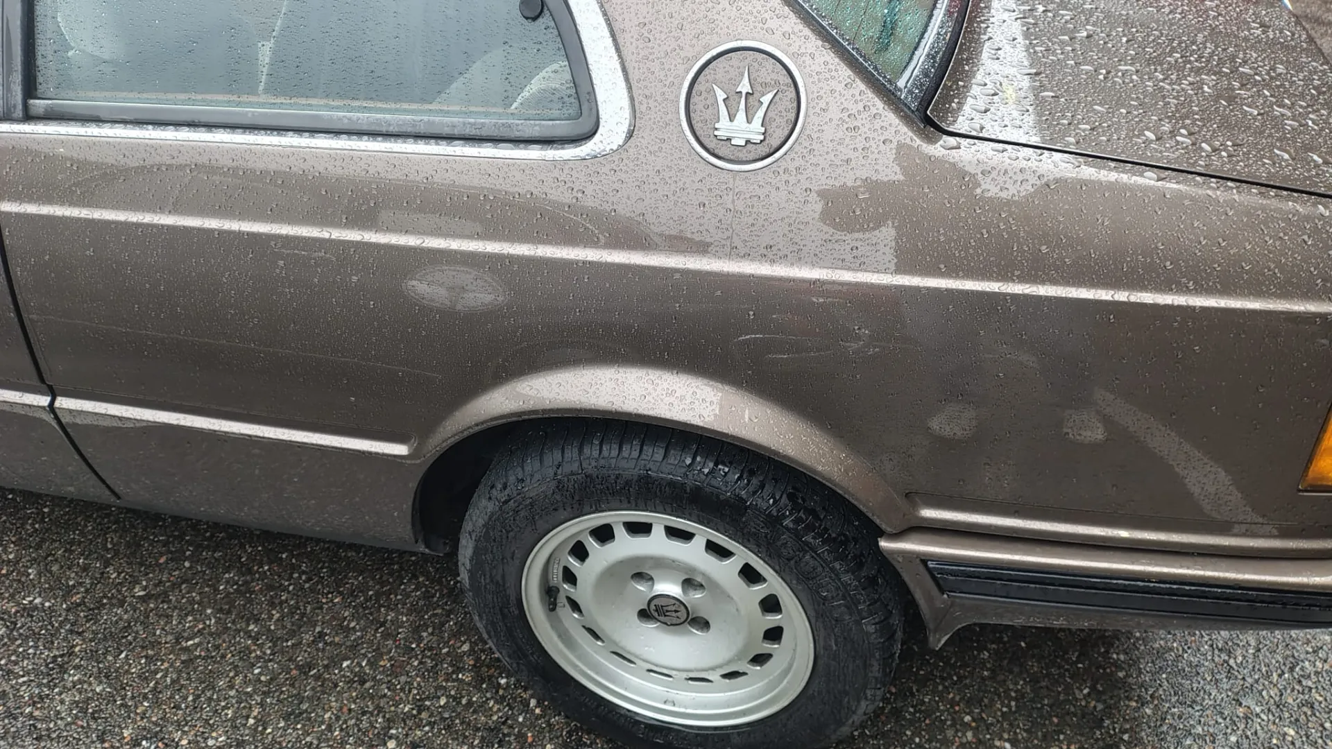 Sedili simili a poltrone e ampio uso della radica sulla strumentazione richiamano le tendenze degli anni Ottanta.