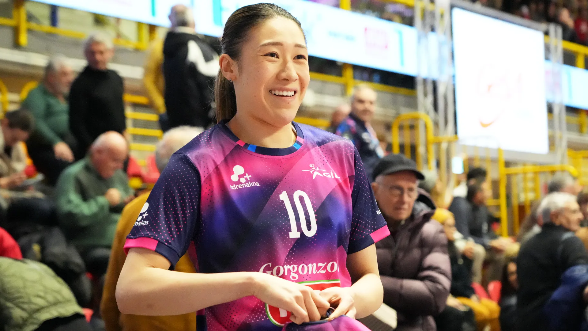 Nel 2019, a 19 anni, ha debuttato in V.League 1 con il club Toray Arrows
