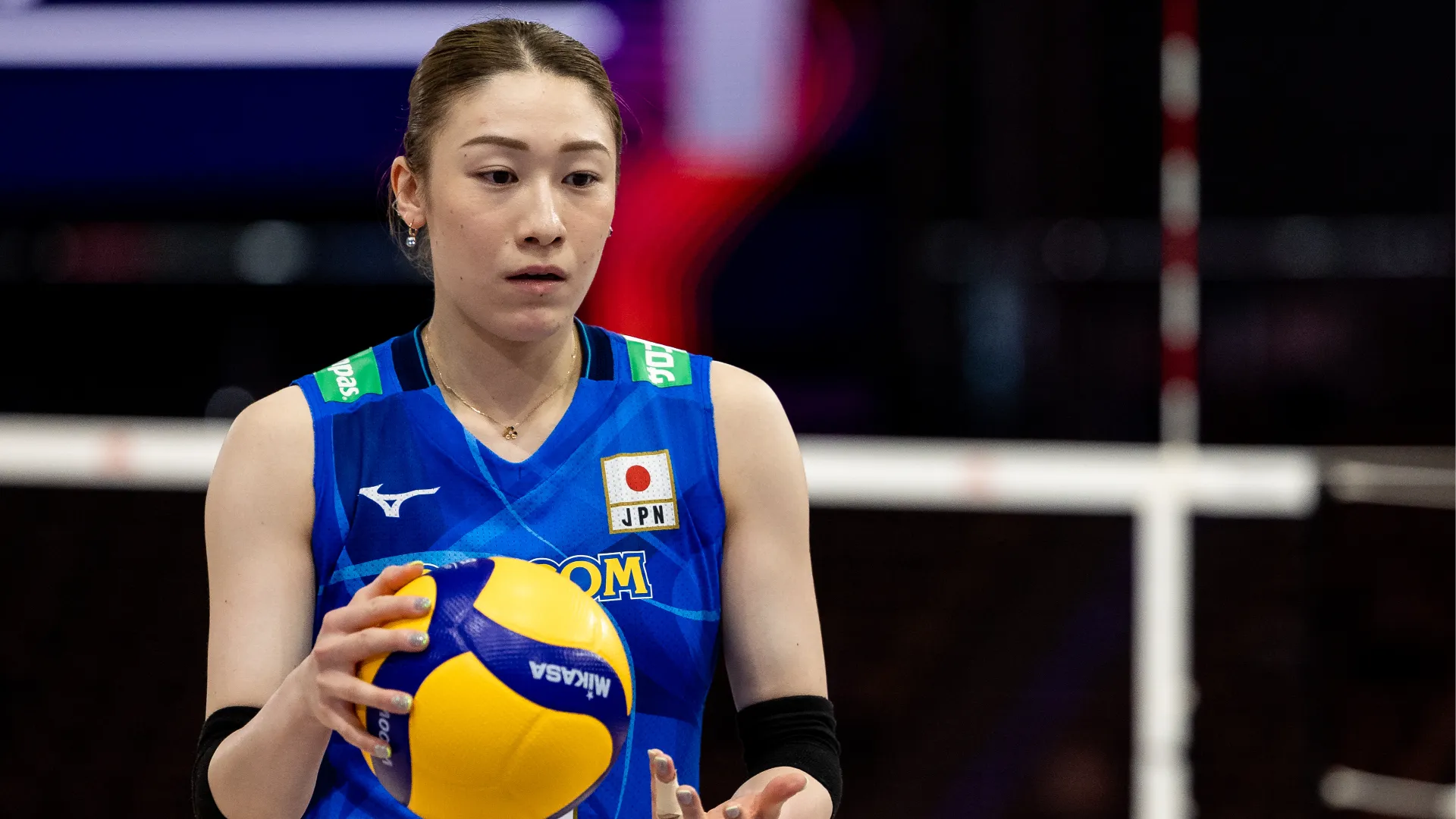 Ha mosso i primi passi nella pallavolo scolastica, prima con la squadra elementare e poi a livello liceale con la Shimokitazawa Seitoku High School
