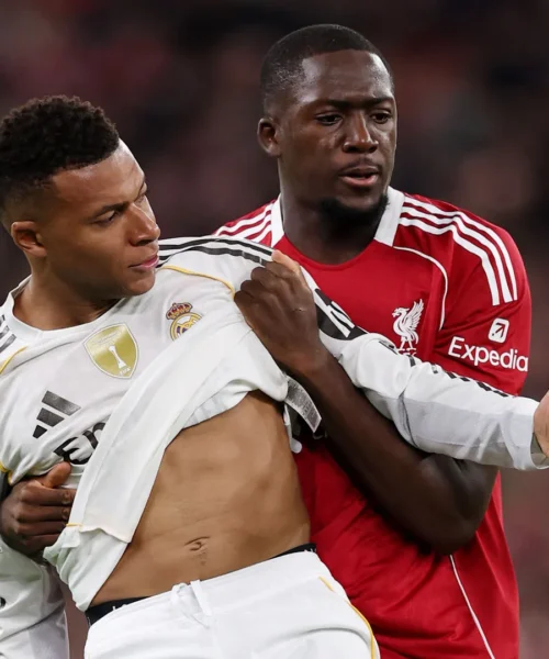 Ibrahima Konaté e Kylian Mbappé: che scontro! Le immagini