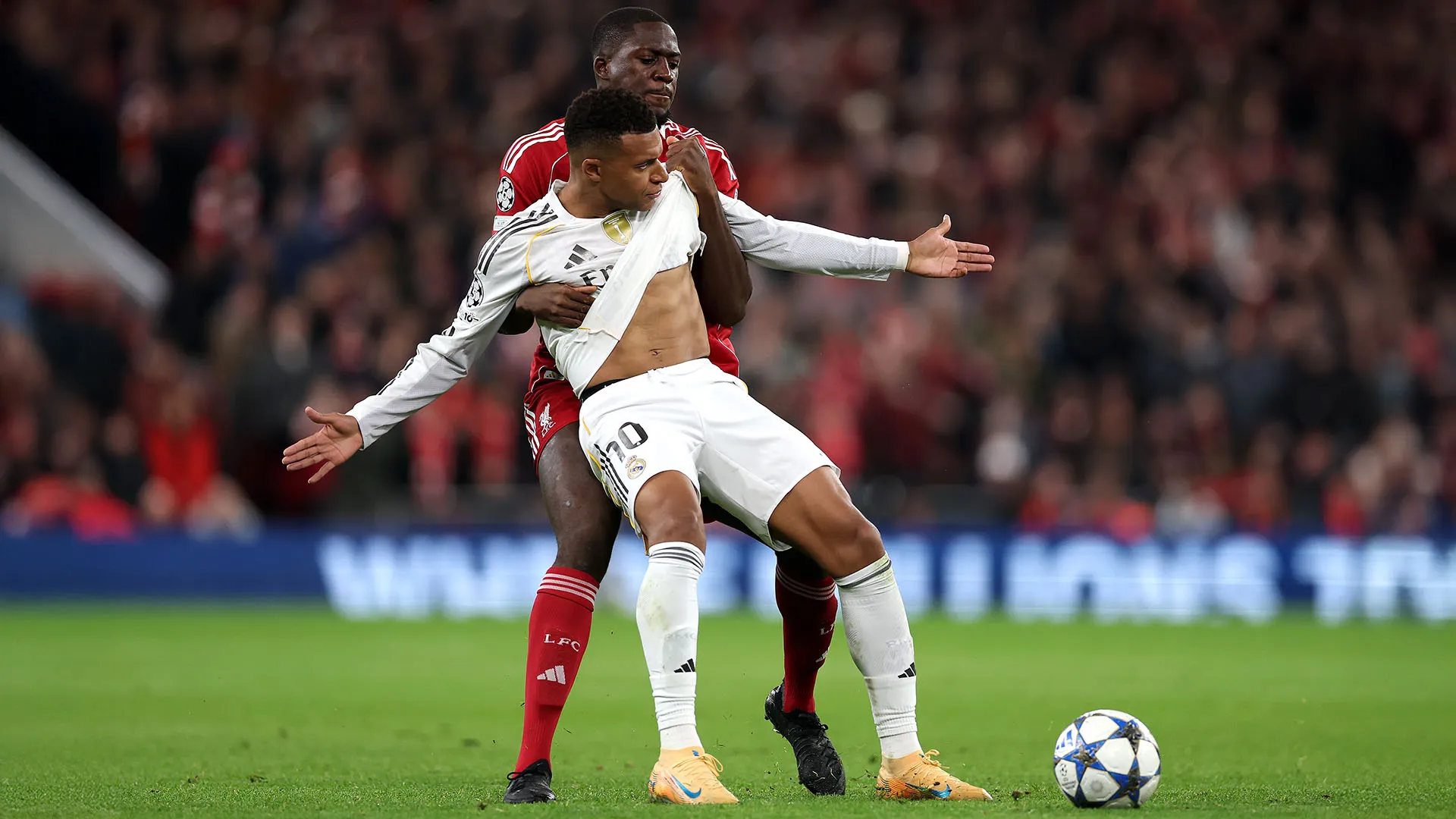 Nonostante i ripetuti interventi al limite, Konaé non è stato ammonito
