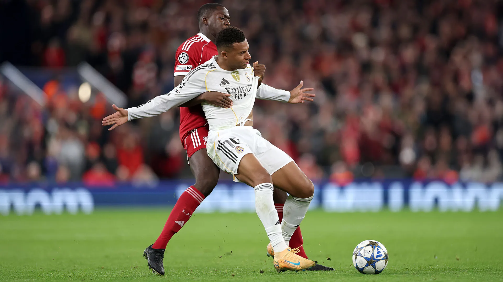 Mbappé non l'ha presa bene e ha spesso chiesto all'arbitro di intervenire 
