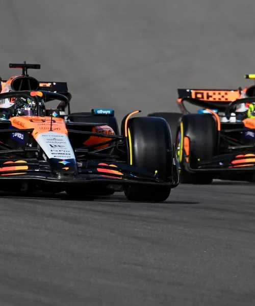 Clamoroso: squalificate le McLaren di Norris e Piastri, Verstappen fa festa