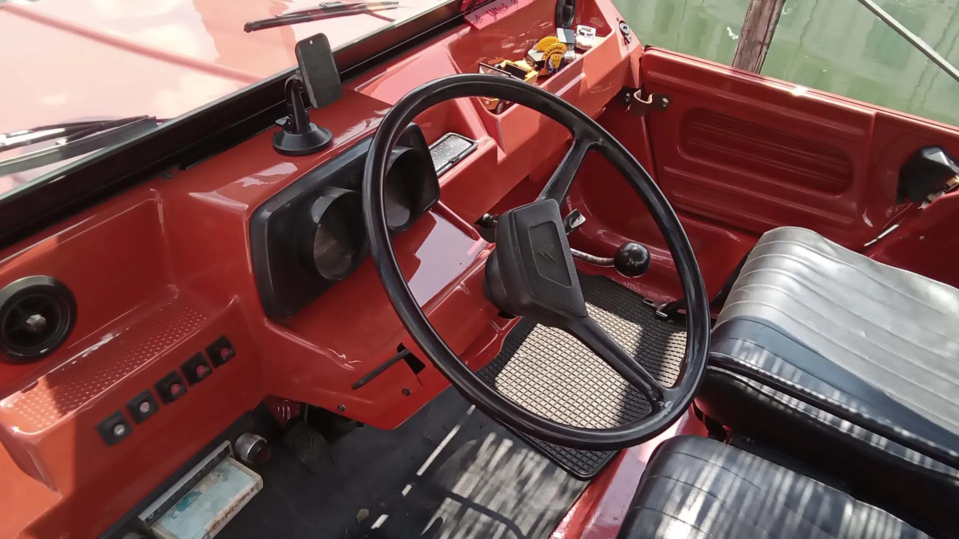 Nasce la Dyane 6 Méhari: il nome richiama i dromedari del deserto, resistenti e versatili come l'auto stessa.