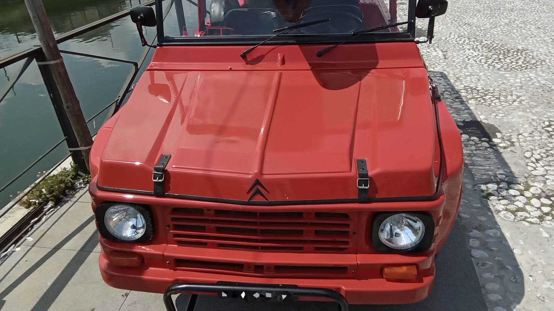 Un incidente a un furgoncino Citroën distrugge la carrozzeria ma lascia intatti telaio e meccanica: nasce l'idea.