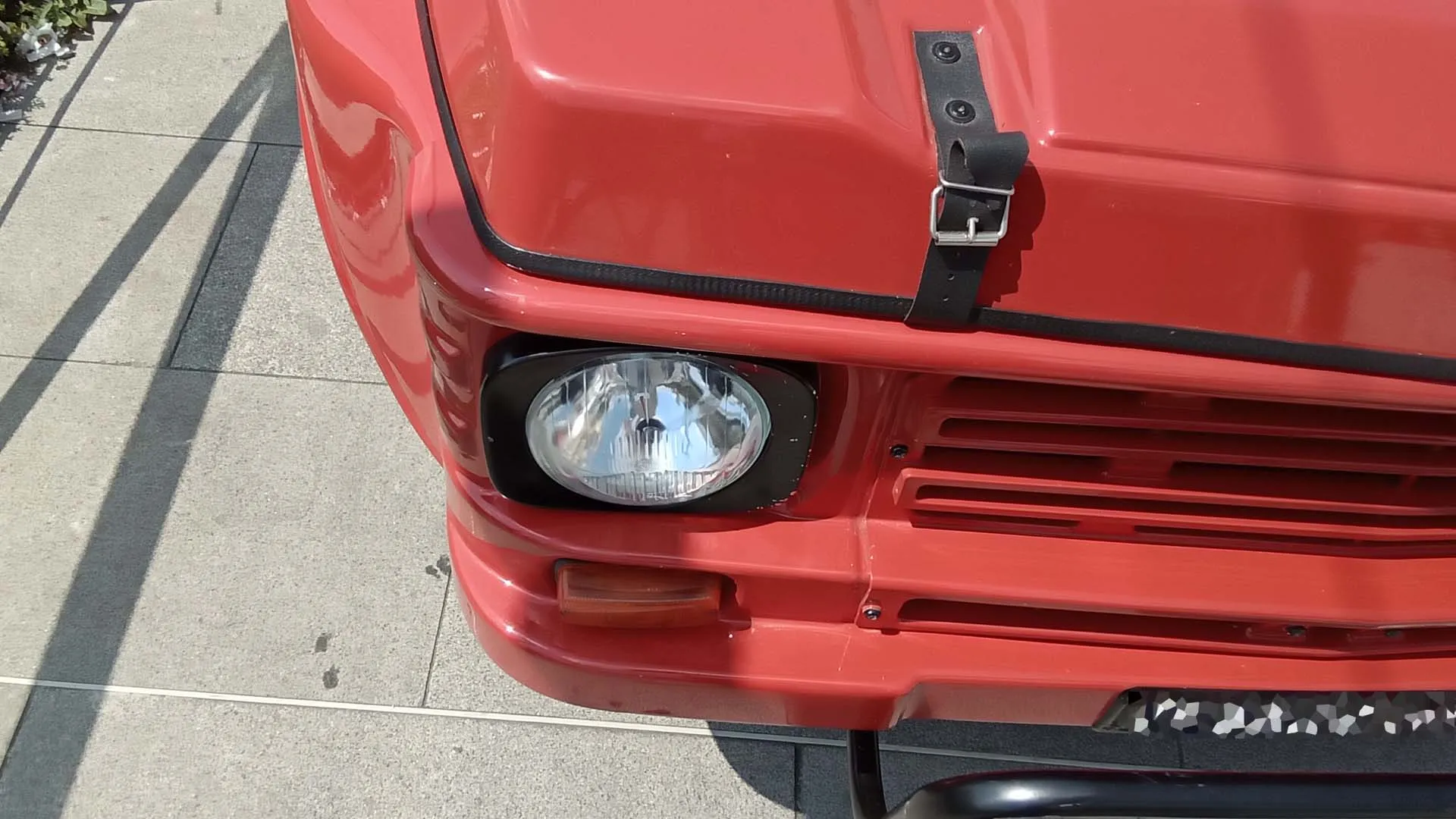 De La Poype intuisce di sostituire la lamiera con plastica termoformata per creare un veicolo modulare e polivalente.