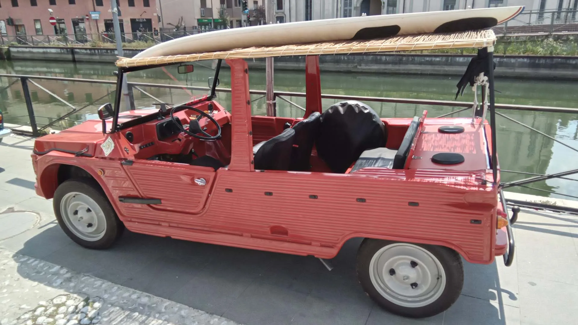 Citroën presenta la Méhari su un campo da golf a Deauville, lontano dalle proteste studentesche francesi. Siamo nel 1968.