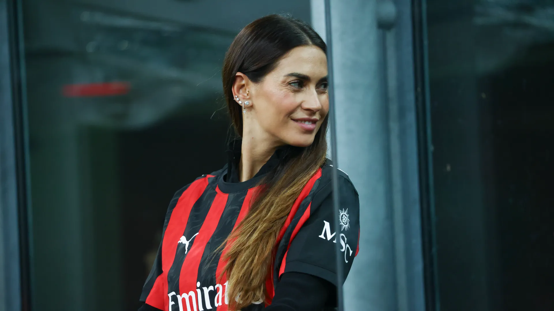 Ecco Melissa Satta mentre posa con la divisa rossonera