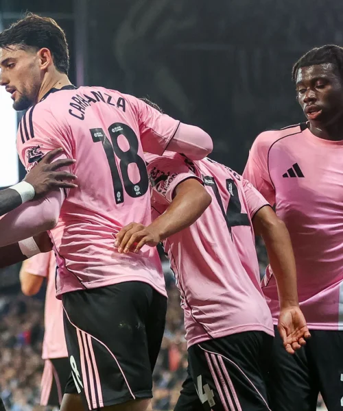 Bayern Monaco, sfida a PSG e Real Madrid per il nuovo Vinicius. Immagini