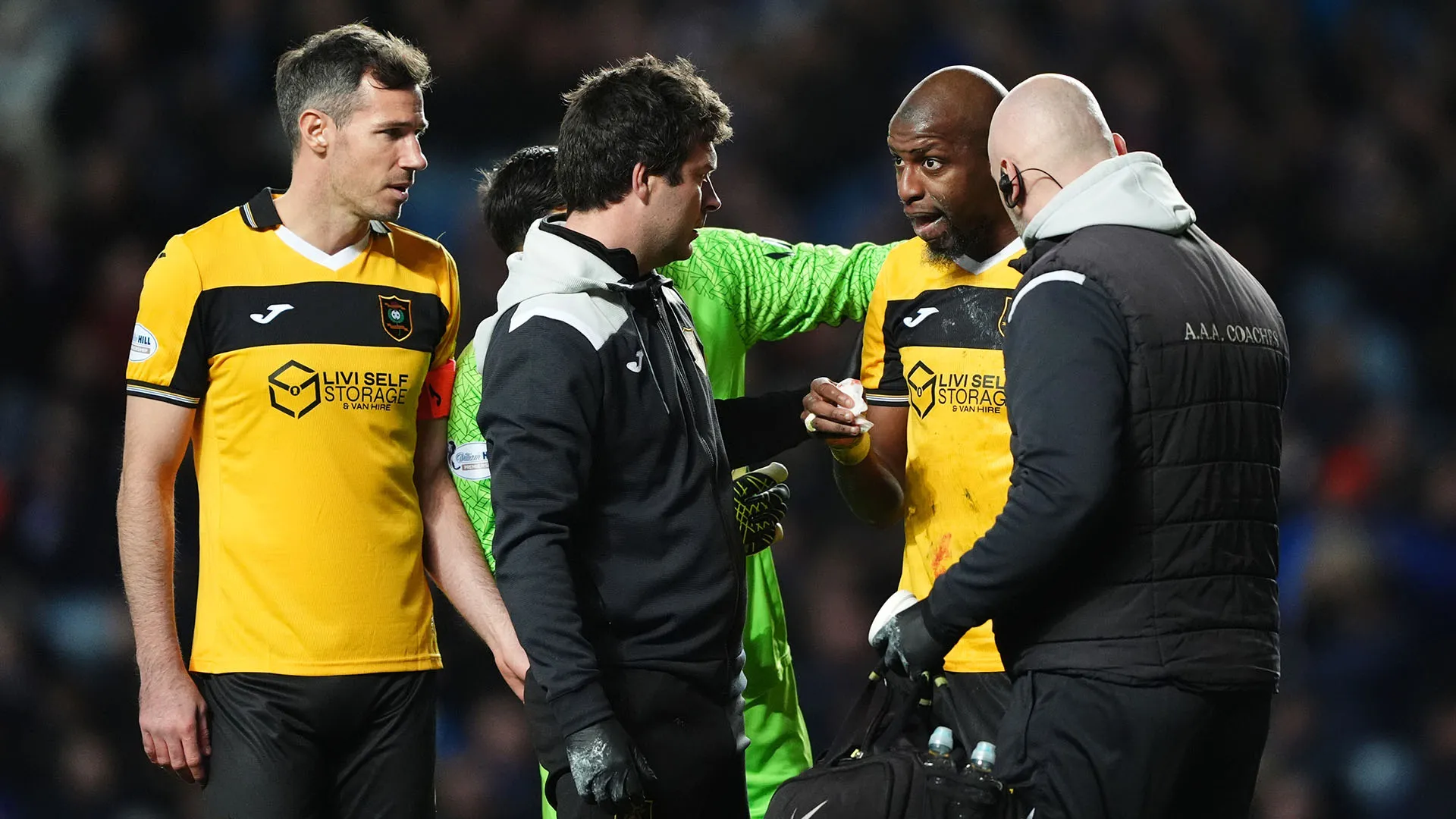 Il giocatore francese sosterrà alcuni esami nei prossimi giorni per escludere danni più gravi