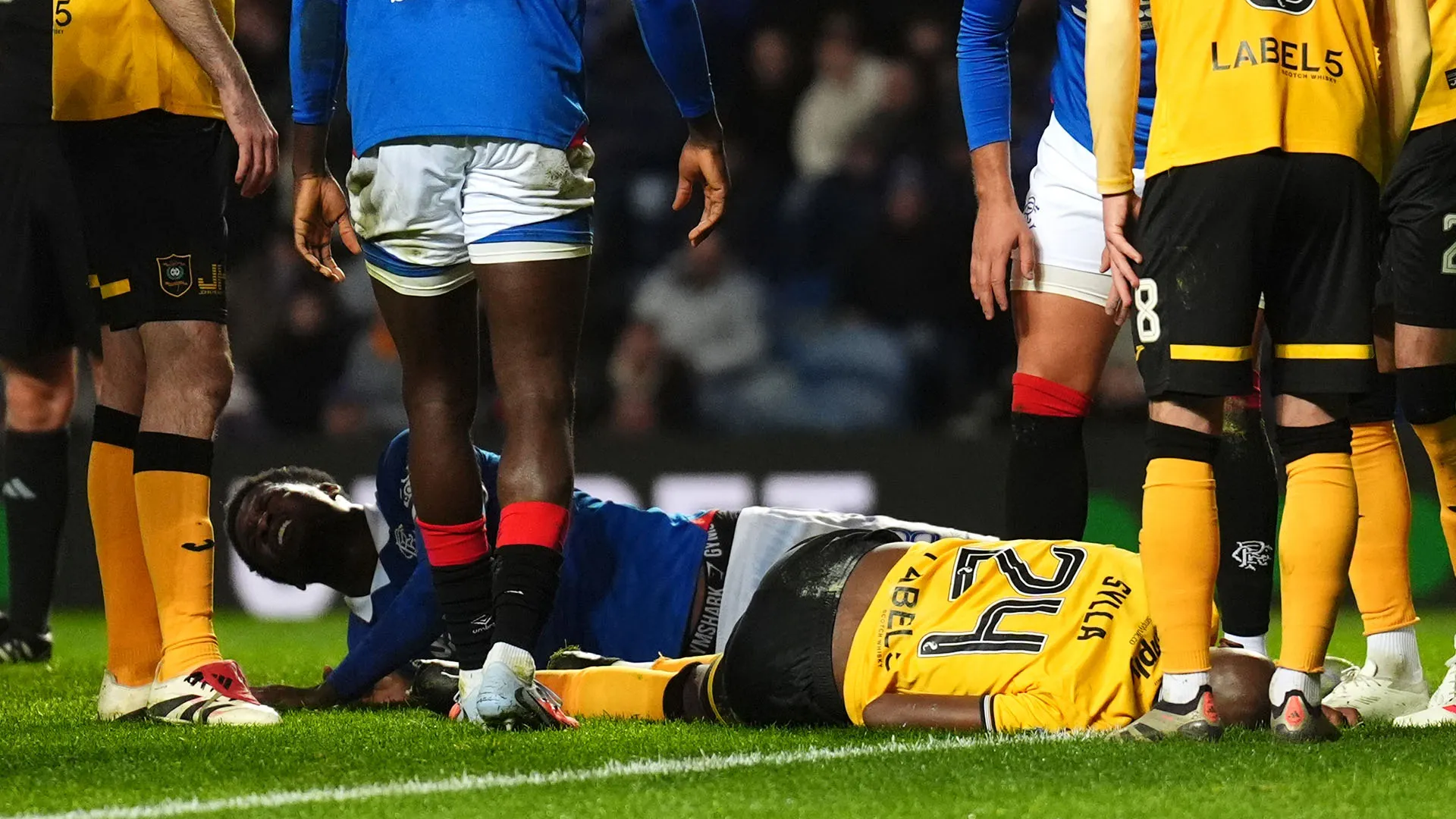 Sylla è rimasto incosciente al suolo, spaventando i compagni