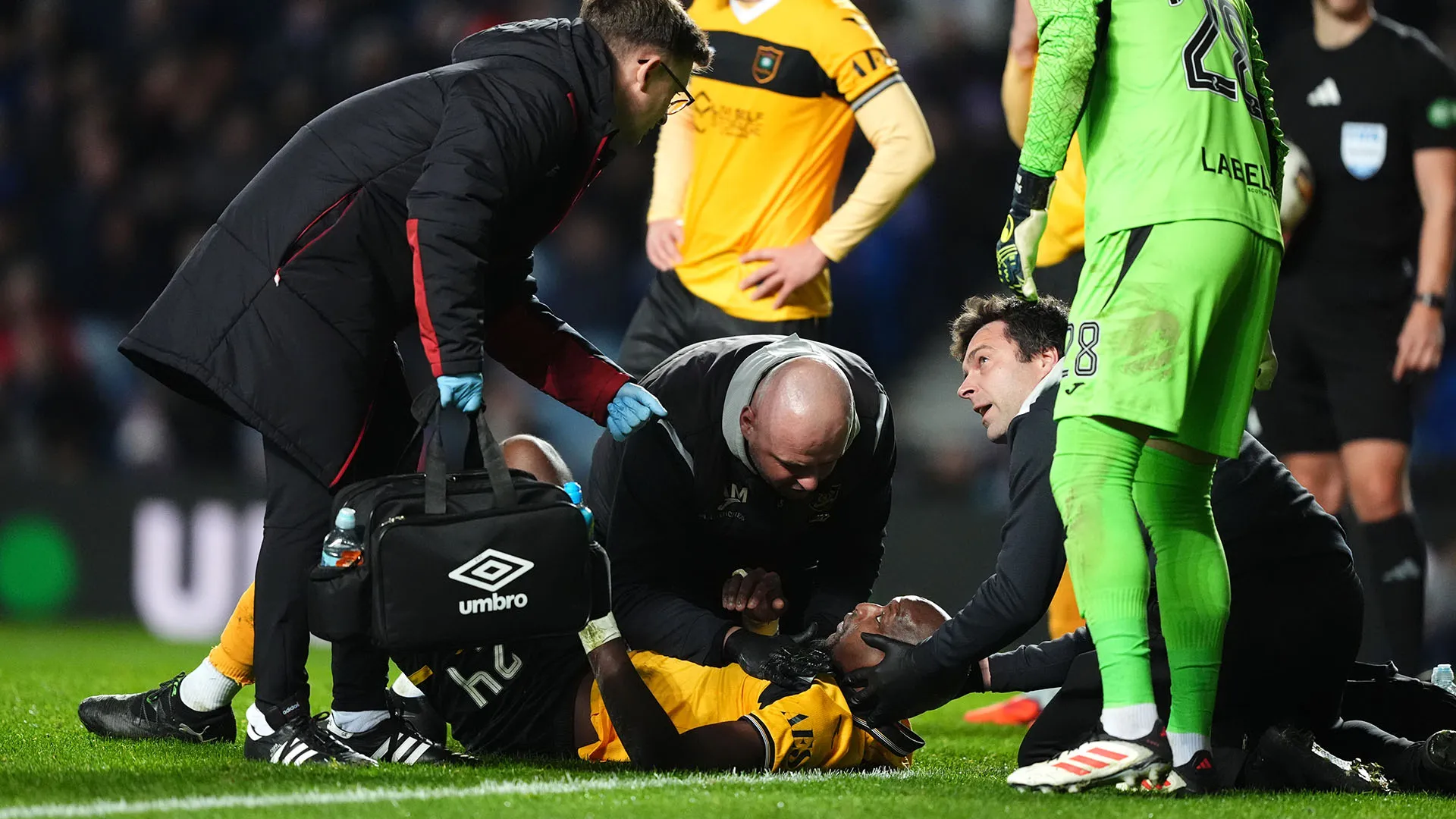 Il giocatore del Livingston è stato immediatamente soccorso