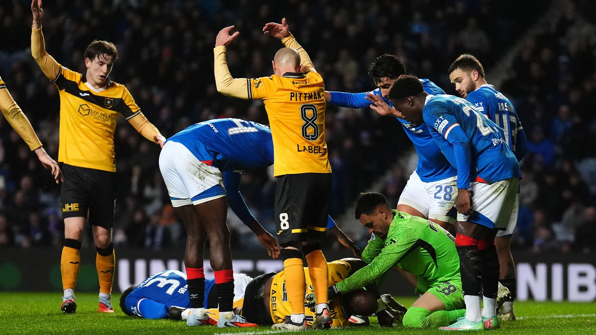 Nel tentativo di raggiungere una palla, i due giocatori si sono scontrati con le teste