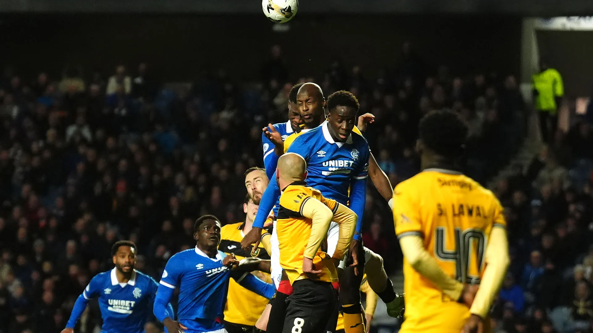 Momenti di paura durante la partita tra Rangers Glasgow e Livingston in Scozia