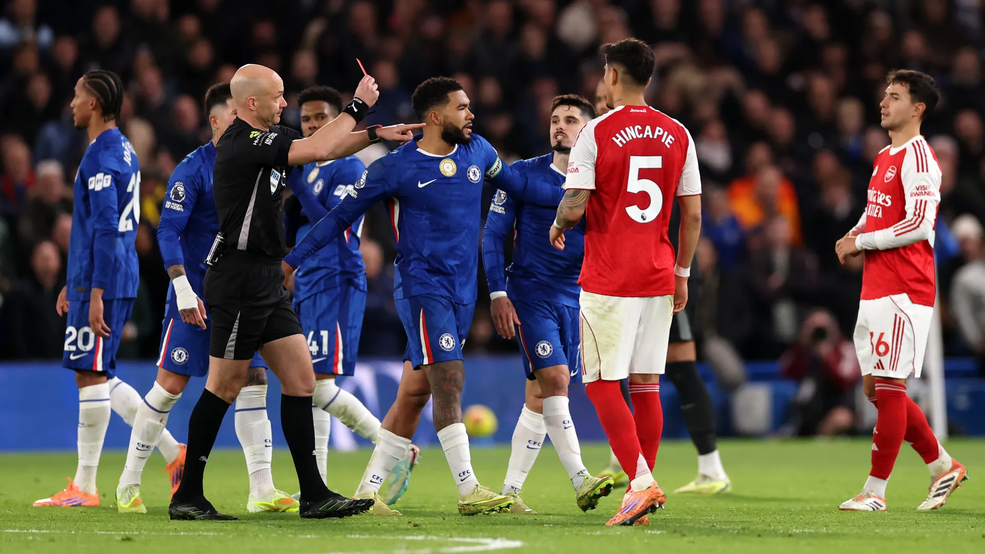 L'arbitro ha estratto il cartellino rosso per il fortissimo centrocampista del Chelsea